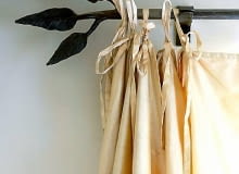 Nastrój wprowadzają detale: kuty karnisz z końcówką w kształcie liści. Nastrój wprowadzają detale: kuty karnisz z końcówką w kształcie liści.