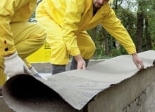 Izolację poziomą ścian fundamentowych robi się z dwóch warstw papy na lepiku Izolację poziomą ścian fundamentowych robi się z dwóch warstw papy na lepiku