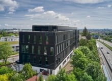 Zintegrowana z fasadą instalacja fotowoltaiczna Schüco BIPV wytwarza 70 MWh energii rocznie, co odpowiada 40% energii produkowanej przez budynek. Zintegrowana z fasadą instalacja fotowoltaiczna Schüco BIPV wytwarza 70 MWh energii rocznie, co odpowiada 40% energii produkowanej przez budynek.