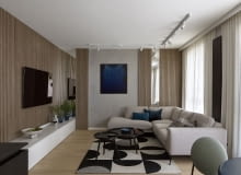 Honorowe miejsce w salonie zajmuje obraz Andrzeja Jana Batora. Granatowe akcenty kolorystyczne na tle bieli, szarości i ciepłej barwy drewna pojawiają się niemal w każdym pomieszczeniu mieszkania.