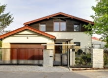 Właściciele nie zdecydowali się na rozbudowanie domu wzwyż, choć to rozważali. Uznali, że na wąskiej działce wysoki budynek wyglądałby nieproporcjonalnie Właściciele nie zdecydowali się na rozbudowanie domu wzwyż, choć to rozważali. Uznali, że na wąskiej działce wysoki budynek wyglądałby nieproporcjonalnie