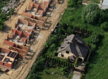 Nie warto nadmiernie przejmować się orientacją parceli wobec stron świata. Dobry architekt jest w stanie tak zaplanować dom, by bez względu na to, z której strony działki wschodzi słońce, zapewnić wnętrzom odpowiednie światło. 14.06.2007 WARSZAWA LOT NAD WARSZAWA STEROWIEC WARSZAWA Z LOTU PTAKA SRODMIESCIE CENTRUM PEJZAZ MIEJSKI PANORAMA MIASTA FOT. ALEKSANDER PRUGAR / AGENCJA GAZETA N/Z BUDOWA DOMU DEWELOPER STAN SUROWY CEGLY DZWIG BIELANY APARTAMENTOWIEC DOM MIESZKALNY BUDOWA