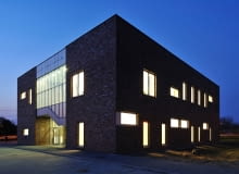 Ośrodek Zdrowia i Ośrodek Pomocy Społecznej w Gierałtowicach autorstwa pracowni OVO Grąbczewscy Architekci