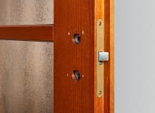 Zamki do drzwi wewnętrznych rzadko się psują, bo też nie eksploatujemy ich tak, jak w drzwiach wejściowych. Najczęstszym powodem do zmiany jest zgubienie klucza. Do zamków typu yale zwykle są przynajmniej dwa klucze, które w razie potrzeby łatwo dorobić. Gorzej z zamkami na klucz tradycyjny. Jeśli chcemy mieć możliwość zamykania drzwi, trzeba go wymienić. Może się przy tym okazać, że wymiary nowego zamka nie są identyczne. Jeśli zamek jest większy, stare wpusty trzeba powiększyć; jeśli mniejszy - powstałe w skrzydle zagłębienia wypełnia się szpachlówką. Zamki do drzwi wewnętrznych rzadko się psują, bo też nie eksploatujemy ich tak, jak w drzwiach wejściowych. Najczęstszym powodem do zmiany jest zgubienie klucza. Do zamków typu yale zwykle są przynajmniej dwa klucze, które w razie potrzeby łatwo dorobić. Gorzej z zamkami na klucz tradycyjny. Jeśli chcemy mieć możliwość zamykania drzwi, trzeba go wymienić. Może się przy tym okazać, że wymiary nowego zamka nie są identyczne. Jeśli zamek jest większy, stare wpusty trzeba powiększyć; jeśli mniejszy - powstałe w skrzydle zagłębienia wypełnia się szpachlówką.