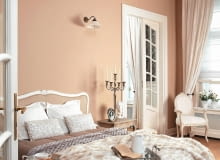 Nasza rada: przyklej pod sufitem i przy podłodze listwy sztukateryjne - wniosą do pokoju pałacowy klimat. Nie muszą być ze stiuku czy gipsu. Teraz robi się je z tańszego styropianu. Na zdjęciu: stolik (z drewna, jako nocny), 1110 zł/3 szt., Inne Meble; stolik (srebrzysty), 690 zł, Almi Decor; łóżko i fotel, na zamówienie, maisondumonde.com Na stoliku nocnym: popiersie, 288 zł, świecznik, 444 zł Decolor; ramka, 69 zł, Almi Decor Na łóżku: poszewki (białe), 69 zł/szt. Zara Home; pościel (beżowa), 99,99 zł IKEA, narzuta, 1590 zł, Almi Decor; koc (futro), 380 zł, poduszki (małe), 110 zł/szt., taca, 210 zł, Decolor; dzbanek, 210 zł, House & More Na parapecie: doniczki 12,99 zł/szt., sztuczne kwiaty, 39,99 zł/szt., IKEA Na stoliku: filiżanka, 104 zł/z imbryczkiem, Decolor 27.08.2013 , 4 AKTY , STYLIZACJA JOANNA PLACHECKA . FOT. ARKADIUSZ SCICHOCKI / AGENCJA GAZETA