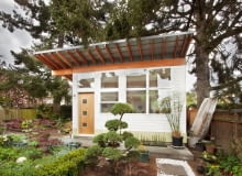 Ten niewielki domek znajduje się w Seattle. Zaprojektowali go architekci z pracowni First Lamp. domek dla gości, letni domek, storczyki, letni dom, dom na lato