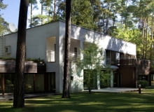 Prosty, naturalny ogród jest znakomitym tłem dla eleganckiej, modernistycznej willi dom jednorodzinny