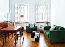 WIĘKSZOŚĆ MEBLI to odzyskane perełki sprzed lat. Eklektyczny dębowy stół z lat 30., krzesła, fotel i rozkładaną kanapę właścicielka kupiła na olx.pl. Stolik kawowy (pod oknem) znalazła na strychu rodzinnego domu, komodę sprezentowali jej przyjaciele.