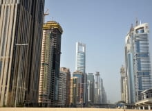 Chyba żadne miasto nie przeżyło takiego boomu inwestycyjnego w ciągu ostatniej dekady, jak Dubaj. Przedstawiamy najciekawsze, choć nie zawsze najlepsze architektonicznie miejsca, które warto zobaczyć będąc w tym przedziwnym mieście - niemieście. Na zdjęciu zabudowa biurowa wzdłuż głównej ulicy Dubaju - Sheikh Zayed Road Dubaj, największe na Świecie, burj dubai, wieżowce, emiraty arabskie, architektura, Sheikh Zayed Road