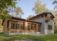 Budynek składa się z dwóch części - rozłożystej parterowej i wąskiej piętrowej domy realizacje, dom realizacje, domy zdjęcia, dom jednorodzinny