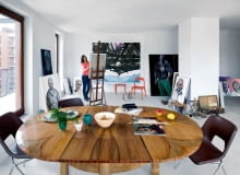 KIM ONA JEST? Dyplom z malarstwa zrobiła na warszawskiej ASP, gdzie studiowała pod kierunkiem prof. J. Tarasina. Skończyła też scenografię, lecz poprzestała na oprawie plastycznej kilku spektakli, gdyż atmosfera teatru nie sprzyjała jej skupionemu i osobistemu malarstwu. Nie śledzi trendów. Nie ulega modom. Paradoksalnie jednak jej aktualne fascynacje niebawem okazują się trendami sezonu. Ma za sobą kilkanaście wystaw. Ale największe sukcesy jeszcze przed sobą. Galeria jej obrazów do obejrzenia na www.kazimierska.com KIM ONA JEST? Dyplom z malarstwa zrobiła na warszawskiej ASP, gdzie studiowała pod kierunkiem prof. J. Tarasina. Skończyła też scenografię, lecz poprzestała na oprawie plastycznej kilku spektakli, gdyż atmosfera teatru nie sprzyjała jej skupionemu i osobistemu malarstwu. Nie śledzi trendów. Nie ulega modom. Paradoksalnie jednak jej aktualne fascynacje niebawem okazują się trendami sezonu. Ma za sobą kilkanaście wystaw. Ale największe sukcesy jeszcze przed sobą. Galeria jej obrazów do obejrzenia na www.kazimierska.com