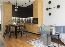 Nowoczesna i ponadczasowa aranżacja z niebieskimi dodatkami