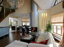 We współczesnych domach często łączy się w całość hol, salon, jadalnię z kuchnią wnętrza domu,salon,kominek