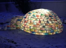 Igloo z kolorowych, lodowych cegiełek stanęło w Kanadzie. jak zbudować igloo, igloo, kolorowe igloo, tęczowe igloo