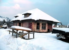 Jeśli w domu zimą będą prowadzone prace wykończeniowe, okna najlepiej zasłonić folią rozpiętą na ramach Jeśli w domu zimą będą prowadzone prace wykończeniowe, okna najlepiej zasłonić folią rozpiętą na ramach