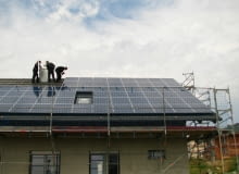 Montaż paneli i wykonanie instalacji wewnątrz domu należy powierzyć doświadczonym fachowcom Montaż paneli i wykonanie instalacji wewnątrz domu należy powierzyć doświadczonym fachowcom