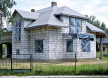 Dom w stanie surowym otwartym, dobrze przygotowany do zimy: dach przykryty jest papą na deskowaniu, otwory okienne zasłonięte folią Fot. Rafał Polak-Kuchta