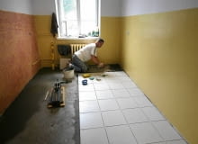 08.07.2011 BIALYSTOK , MIESZKANIE KOMUNALNE PRZY ULICY FABRYCZNEJ DLA SAMOTNEJ MATKI Z 5 DZIECI REMONTOWANE PRZEZ FIRME " ASKO " . FOT . AGNIESZKA SADOWSKA / AGENCJA GAZETA A SLOWA KLUCZOWE: REMONT SAMOTNA MATKA FIRMA ASKO ULICA FABRYCZNA REMONT MIESZKANIA W REMONCIE ZDJĘCIE DO WKŁADKI: A