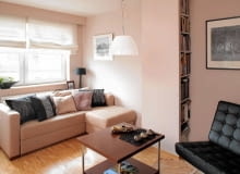 <B>Ten pokój był wypoczynkowy tylko z nazwy. Zbyt mało mebli i ozdób, nijaka kolorystyka, atmosfera tymczasowości. A tak niewiele trzeba było zrobić, aby przybrał dużo milsze oblicze.</B> <BR />PO ZMIANIE. Kanapa pozostała ta sama. Zdjęto tylko z niej praktyczną, ale niezbyt atrakcyjną narzutę, dzięki czemu mebel odzyskał urodę. Pojawiły się natomiast kolorowe poduszki - to dzięki nim monochromatyczne, nieco mdłe wnętrze nabrało bardziej zdecydowanego wyrazu. WNETRZA POKOJ - PO METAMORFOZIE , MEBLE STYLIZACJA ANETA KOSIBA FOT. LUKASZ ZANDECKI PUBLIKACJA CZTERY KATY NR 2 (208) - 2 2009 PUBLIKACJA CZTERY KATY NR SPECJALNY - METAMORFOZY WNETRZ - 11 2011 SLOWA KLUCZOWE: WNETRZA MEBLE ZDJĘCIE DO WKŁADKI: PUBLIKACJA CZTERY KATY NR 2 (208) - CZASOPISMA