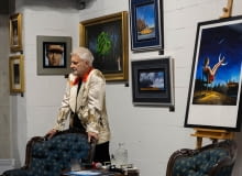 Rafał Olbiński poczas wernisażu wystawy "Desire"