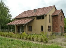 Od frontu elewacja ozdobiona jest ryzalitem, wykończonym czerwonorudym klinkierem projekt