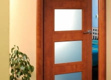 <B>Wystarczy mocniej trzasnąć drzwiami i nieszczęście gotowe. Stłuczoną szybę trzeba jak najszybciej wymienić. Do takiej naprawy nie musimy wzywać fachowca.</B> <BR />Będą potrzebne: kawałek szkła, silikon szklarski, taśma malarska, nożyk lub scyzoryk, wyciskacz do kartuszy, miarka. 06.09.2005 WARSZAWA DLA MIESIECZNIKA CZTERY KATY DRZWI W MIESZKANIU PRZESZKLONE STYLIZACJA: JUSTYNA BURDOW, KRZYSZTOF RADZANOWSKI FOT. LUKASZ ZANDECKI / AGENCJA GAZETA PUBLIKACJA CZTERY KATY NR 11 (169) - 11.2005 SLOWA KLUCZOWE: WNETRZA ZDJĘCIE DO WKŁADKI: PUBLIKACJA CZTERY KATY NR 11 (169) - CZASOPISMA