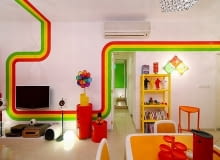 Kolorowe mieszkanie w Hongkongu; proj. Moderne kolorowe mieszkanie, nowoczesne mieszkanie, wąski salon, mieszkanie z kolorowymi akcentami