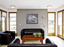 W niższych wnętrzach, brak miejsca na wiszącą lampę i niezbędne instalacje, stosuje się więc oprawy przylegające do sufitu PONOWNA PUBLIKACJA ZA ZGODA WLASCICIELI !!!!!!