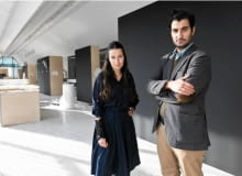 Natalia Paszkowska i Marcin Mostafa z pracowni WWAA podczas montażu wystawy "Miasto na sprzedaż" w dawnym pawilonie meblowym Emilia Natalia Paszkowska i Marcin Mostafa