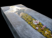 betonowy nagrobek See You See You, nagrobek