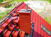 Najlepszym sposobem na uszczelnienie połączenia ścian komina z pokryciem dachowym jest obróbka z blachy. Trzeba właściwie ją zamocować, a styk ze ścianami komina wypełnić masą elastyczną kominy, uszczelnienie komina