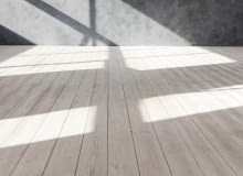 Bielenie podłogi: stara podłoga malowana na biało Bielenie podłogi: stara podłoga malowana na biało