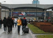 Podczas gdy w Katowicach toczy się debata o tym, czy zburzyć dworzec PKP, w Warszawie zdecydowano o jego liftingu. Odnowiony budynek będzie gotowy do Euro 2012. Zmiany przygotowało Towarzystwo Projektowe. - Dworzec Centralny to jedna z ikon miasta. Nie zmieniamy jej bryły. Chodziło o to, żeby podnieść jakość przestrzeni - mówił Jerzy Porębski, główny projektant remontu. Remont Centralnego ma wystarczyć na osiem-dziesięć lat. Dworzec Centralny w Warszawie