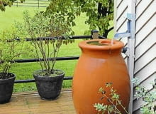 Pojemnik na deszczówkę w kształcie antycznej amfory to wygoda i ekoozdoba ogrodu i tarasu.