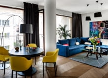 Dębowy parkiet ułożony w paryską jodełkę (komosinski.eu) nadaje wnętrzu modny, ale i ponadczasowy charakter. Obraz "Abstrakcja 5" Łukasza Stokowskiego (Galeria Ornament). Stolik ze szklanym blatem (Fritz Hansen), dywan (Hay Dot), filcowe lampy sufitowe Felt Shade Toma Dixona. Dębowy parkiet ułożony w paryską jodełkę (komosinski.eu) nadaje wnętrzu modny, ale i ponadczasowy charakter. Obraz "Abstrakcja 5" Łukasza Stokowskiego (Galeria Ornament). Stolik ze szklanym blatem (Fritz Hansen), dywan (Hay Dot), filcowe lampy sufitowe Felt Shade Toma Dixona.