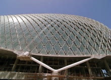 Yas Hotel w Abu Dhabi stanie tuż przy torze Formuły 1. Projekt Asymptote Architecture zjednoczone emiraty arabskie, hotel, asymptote architecture, tor wyścigowy, sport, abu dhabi