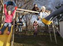 Jak powinien wyglądać idealny plac zabaw? Zadanie z pozoru proste i banalne okazuje się nie lada wyzwaniem. Przekonali się o tym uczestnicy rozstrzygniętego niedawno konkursu pt. "Plac Zabaw - miejsce zabawy, rekreacji i integracji pokoleń". Zobacz nagrodzone projekty. Children Playing in Playground --- Image by Stephen Mallon/Corbis