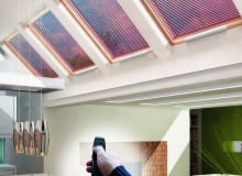 Możliwość automatycznego sterowania przydaje się zwłaszcza wtedy, gdy okna umieszczone są w trudno dostępnym miejscu (na przykład wysoko) sterowanie oknem