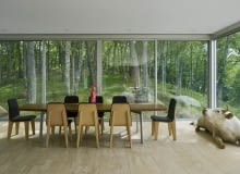 Okna Clean House wychodzą z jednej strony Peconic Bay, z drugiej na las. Dziełeo Stuart Parr Design, to nowoczesny dom, z sięgającymi od podłogi do sufitu oknami z każdej strony budynku, za którymi można podziwiać dwa oblicza przyrody.