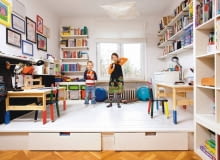 Łóżka ukryte w podeście mają kółka - by posłanie się wysunęło, wystarczy pociągnąć za front z wygodnym wycięciem-uchwytem. Dziecinnie proste! pokój dziecięcy, aranżacja pokoju dziecka