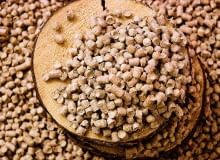 Pelety sprzedawane są luzem lub w 15-, 20- lub 25-kilogramowych workach i dostarczane do domu na paletach Pelety sprzedawane są luzem lub w 15-, 20- lub 25-kilogramowych workach i dostarczane do domu na paletach