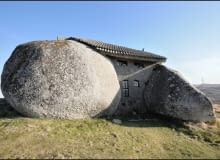 A Casa do Penedo w górach Fafe w północnej Portugalii kamienny dom, flinstone, portugalia, dom
