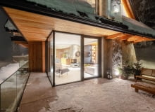 Budowa domu to bardzo ambitne przedsięwzięcie. Nie oznacza to jednak, że nie poradzimy sobie z takim wyzwaniem. Wystarczy solidne przygotowanie – od zapewnienia finansowania, przez wybór istotnych elementów, takich jak okna, aż po dostosowanie projektu domu do naszego stylu życia.