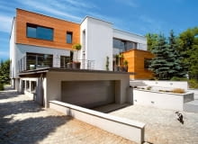 Widok na dom od strony wejścia - bryła budynku jest cofnięta względem wysuniętego do przodu garażu dom jednorodzinny,elewacja