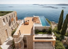 Apartamentowce w miasteczku Orebić. Proj. BXB studio