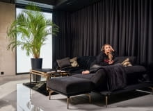 Czerń i złoto - mieszkanie piosenkarki Cleo