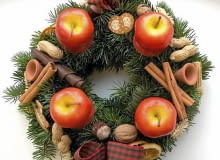 Ozdoby adwentowe. Wieniec ze świecami-jabłkami, laskami cynamonu, orzechami i drobnymi dekoracjami ceramicznymi Ozdoby adwentowe. Wieniec ze świecami-jabłkami, laskami cynamonu, orzechami i drobnymi dekoracjami ceramicznymi