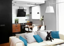 <B>Darkowi marzyło się mieszkanie nowoczesne, niekonwencjonalne i pełne przestrzeni. Remont rozpoczął się więc od wyburzenia wszystkich ścian działowych, dzięki czemu wnętrze nabrało oddechu.</B> <BR />Kuchnia została zmniejszona (wygospodarowano z niej dostępną z przedpokoju garderobę) i połączona z pokojem dziennym. Granicę aneksu kuchennego wyznacza podwieszony sufit, w którym zainstalowano oświetlenie i klimatyzację, oraz zrobiony na zamówienie stół - dębowy blat osadzony na lekkiej podstawie, nawiązującej do stelaża kanapy. Aneks jest utrzymany w tym samym stylu i kolorystyce co reszta strefy dziennej. kuchnia, meble kuchenne, pomysł na kuchnię