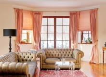 Dekoracja okien coraz częściej przesądza o charakterze całego wnętrza. Oryginalne, nierzadko kunsztowne upięcie zasłon i firan sprawi, że pomieszczenie wyglądać będzie jak przeniesione z dawnych lat, z kolei proste przesłony i rolety pomogą podkreślić styl minimalistycznej aranżacji. <BR />DEKORACJE - ELEGANCKIE OKNA. Nad oknami i drzwiami balkonowymi zamontowano wspólny karnisz i powieszono jednakowe zasłony. W ten sposób ujednolicono dekorację okien o różnej wielkości. Do pięknie udrapowanych, podpiętych na stałe jedwabnych zasłon dopasowano proste rolety.