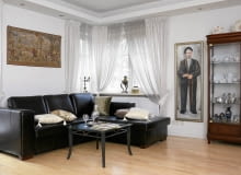 Odsłanianie okna mogłoby zaburzyć finezyjne drapowanie zasłon ze szlachetnego jedwabiu. Nie ma jednak takiej potrzeby, bo pasy przejrzystej tkaniny wpuszczają do wnętrza wystarczającą ilość światła. <BR /> OKNA. W oknach wiszą pasy jedwabnego woalu oraz tafty. Taka bogata dekoracja podkreśla stylowy charakter wnętrza, w którym oprócz zabytkowych mebli zgromadzono wiele pamiątek z dawnych lat. Odsłanianie okna mogłoby zaburzyć finezyjne drapowanie zasłon ze szlachetnego jedwabiu. Nie ma jednak takiej potrzeby, bo pasy przejrzystej tkaniny wpuszczają do wnętrza wystarczającą ilość światła. <BR /> OKNA. W oknach wiszą pasy jedwabnego woalu oraz tafty. Taka bogata dekoracja podkreśla stylowy charakter wnętrza, w którym oprócz zabytkowych mebli zgromadzono wiele pamiątek z dawnych lat.